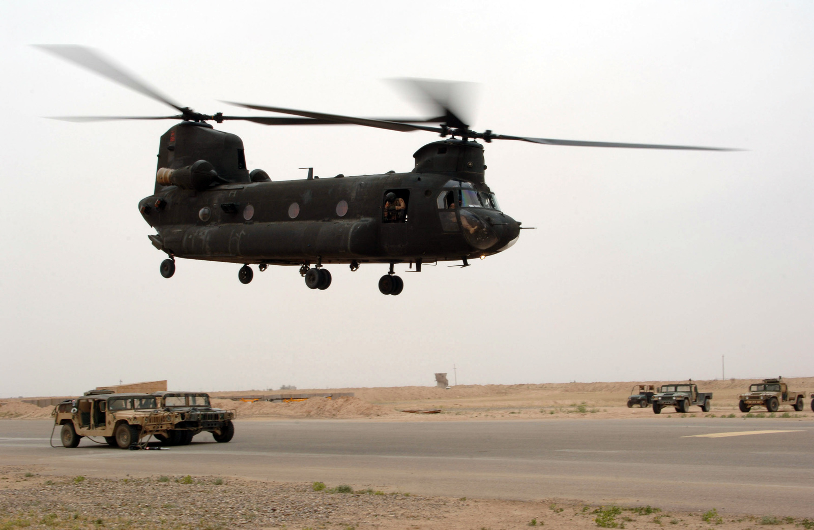 A U.S. Army CH-47 Chinook helicopter, 101st Aviation Brigade, 101st ...