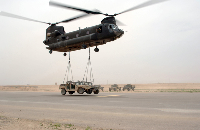 A U.S. Army CH-47 Chinook helicopter, 101st Aviation Brigade, 101st ...