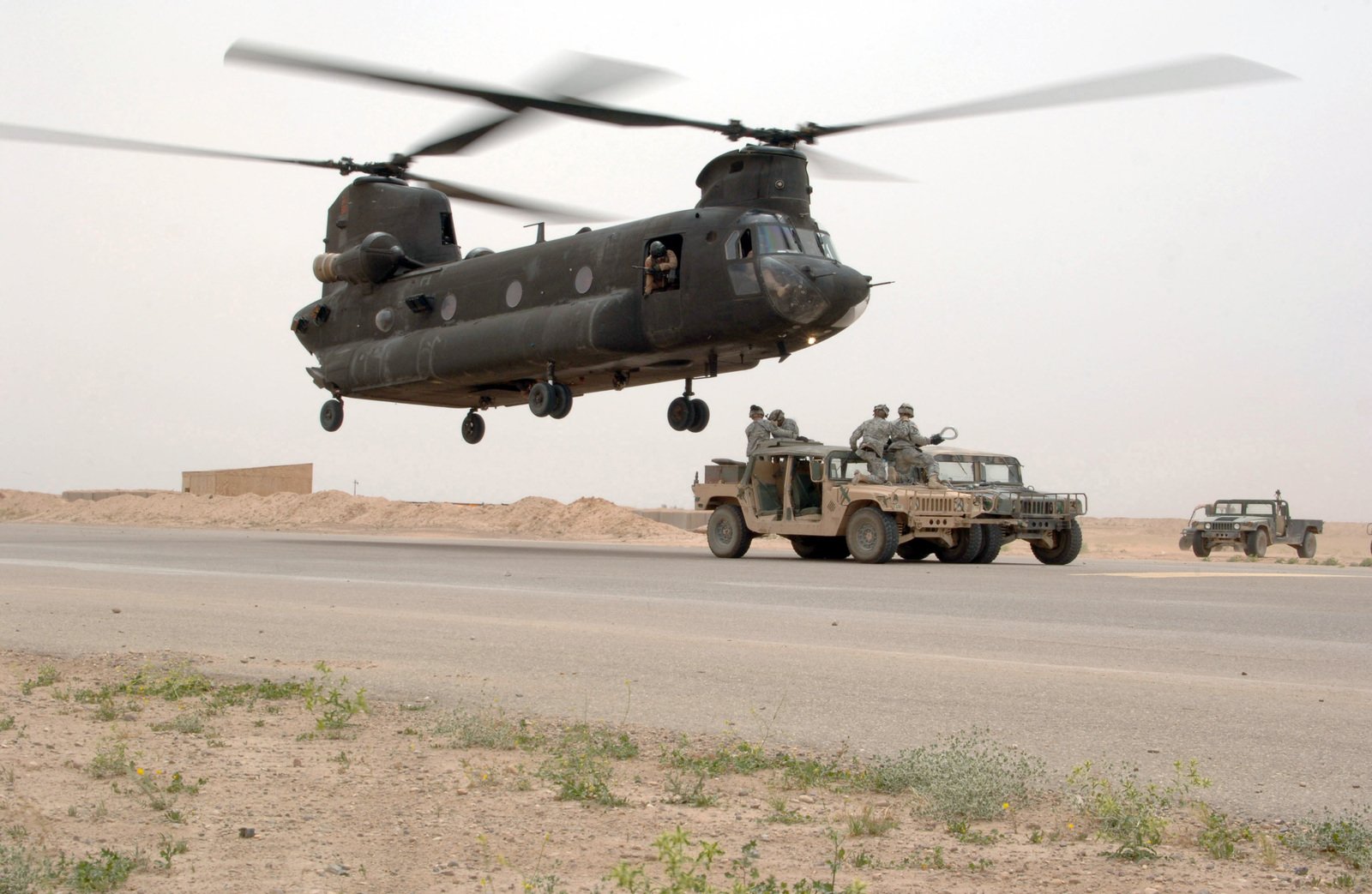 A U.S. Army CH-47 Chinook helicopter, 101st Aviation Brigade, 101st ...