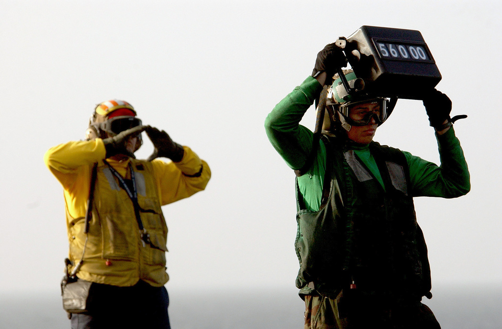 Gross Weight: в самолете. Catapult Operator Officer Carrier.