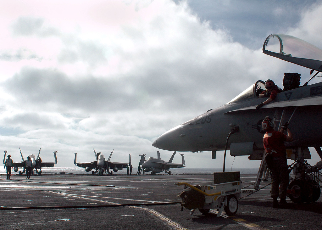 Flight operations. Us Navy Deck Crew. Hasegawa x48-06 us Navy Pilot Deck Crew.