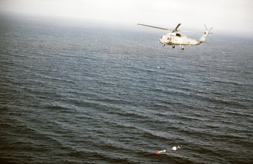 Ph1 Chuck Dutkiewicz A Mark 46 Torpedo Is Released From A Helicopter Light Anti Submarine Squadron 43 Hsl 43 Sh 60b Sea Hawk Helicopter During An Anti Submarine Warfare Exercise Official U S Navy Photo Released