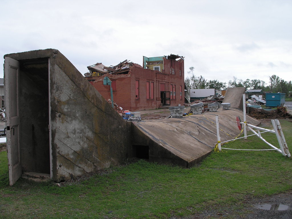 Торнадо - Тушка, Оренбургская область, 2 мая 2011 г. - Укрытие от торнадо -  это все, что осталось от сильно поврежденного здания после того, как торнадо  обрушился на город. FEMA поддерживает усилия