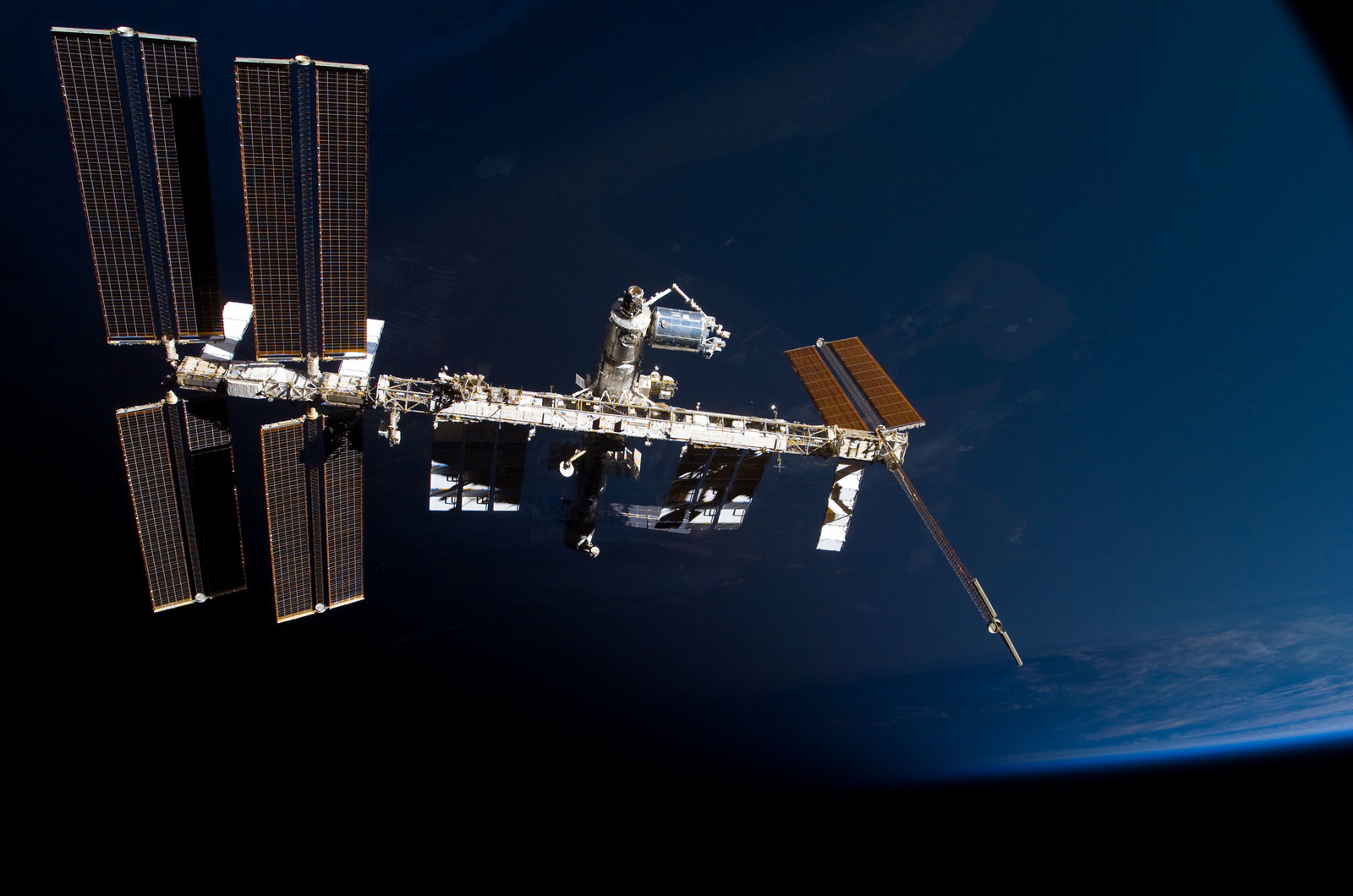 Самый большой космический аппарат. Космическая станция МКС. Спутник НАСА станция МКС. Космическая орбитальная станция мир. Атлантис космический аппарат.