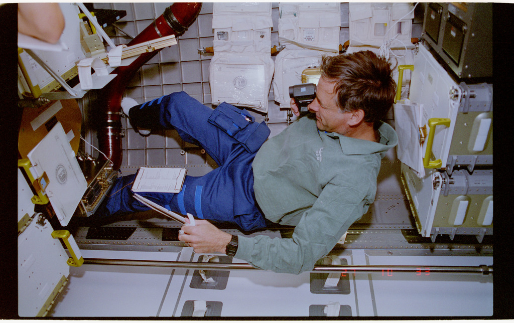 Задания рона. Центральный монитор Hagie STS 12. Человеческий фактор в космосе. Картинка человеческий фактор в судоходстве. Человек фотографи кинотомографисный.